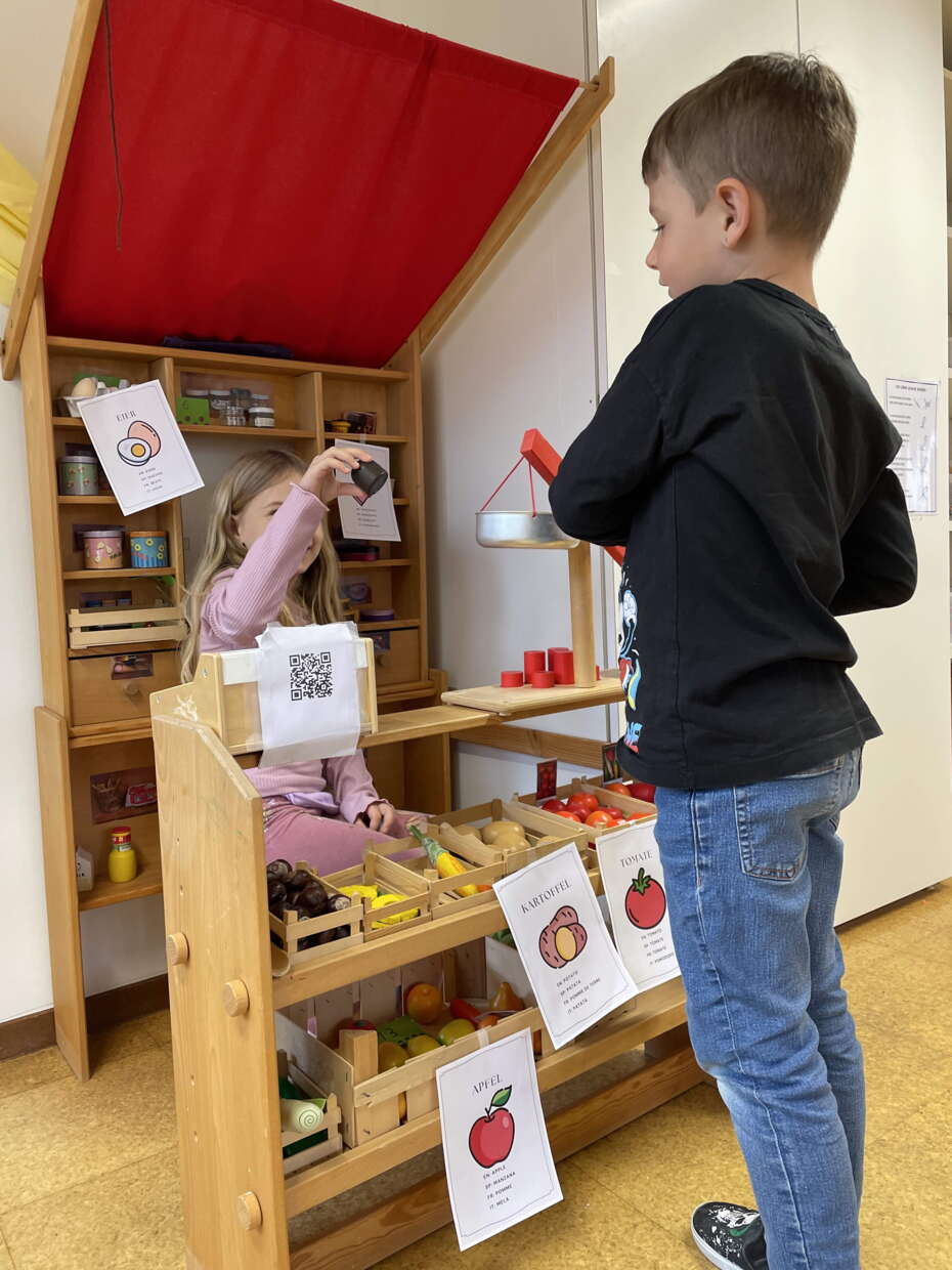 Zwei Kinder spielen «Verchäuferlis» in verschiedenen Sprachen. Aufnahme Nicole Portmann