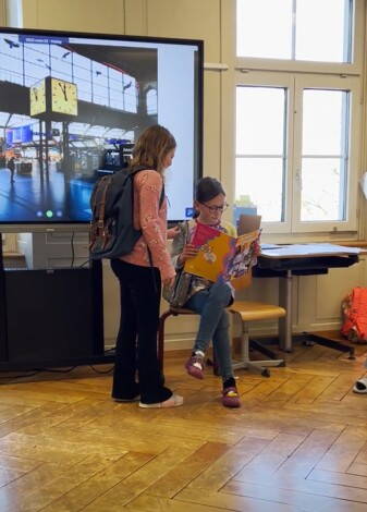 Theaterszene im Bahnhof. Aufnahme Elvirë Sinani und Helena Novais
