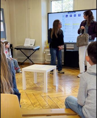 Theaterszene im Bahnhof. Die Lehrpersonen als Modell. Aufnahme Elvirë Sinani und Helena Novais