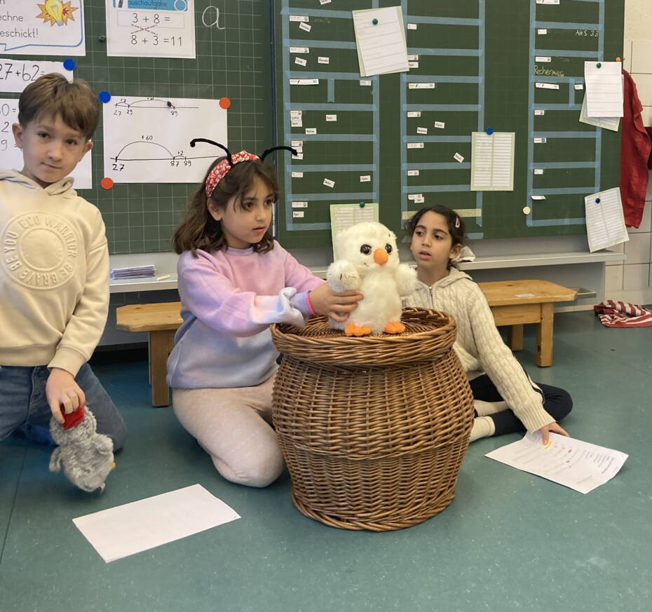 Kinder spielen und lesen die Geschichte vor. Aufnahme Sadiye Bircher 