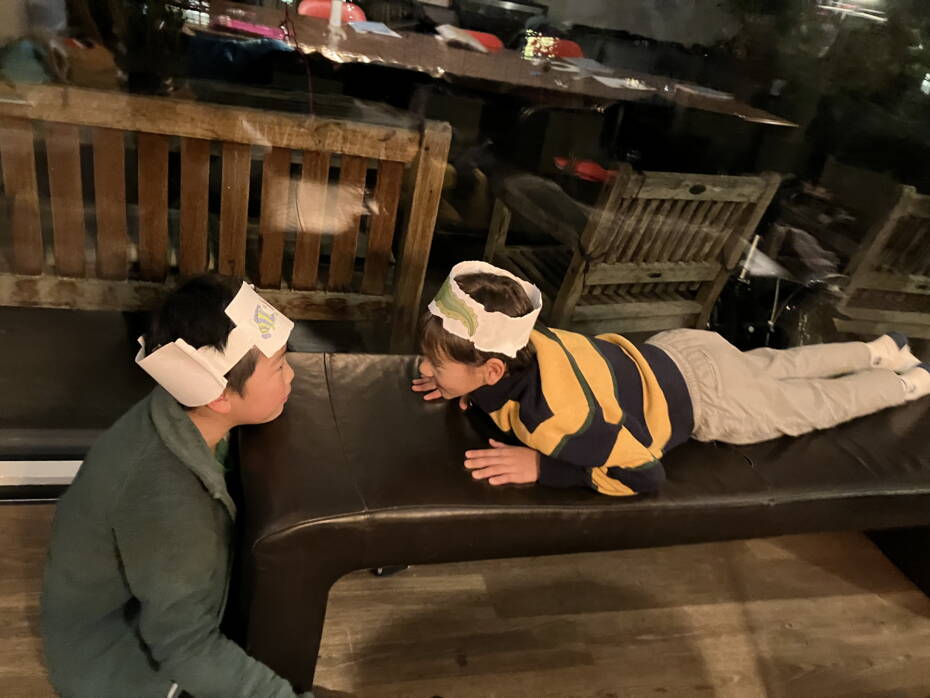 Kinder spielen die Geschichte nach. Aufnahme: Yuan Tian