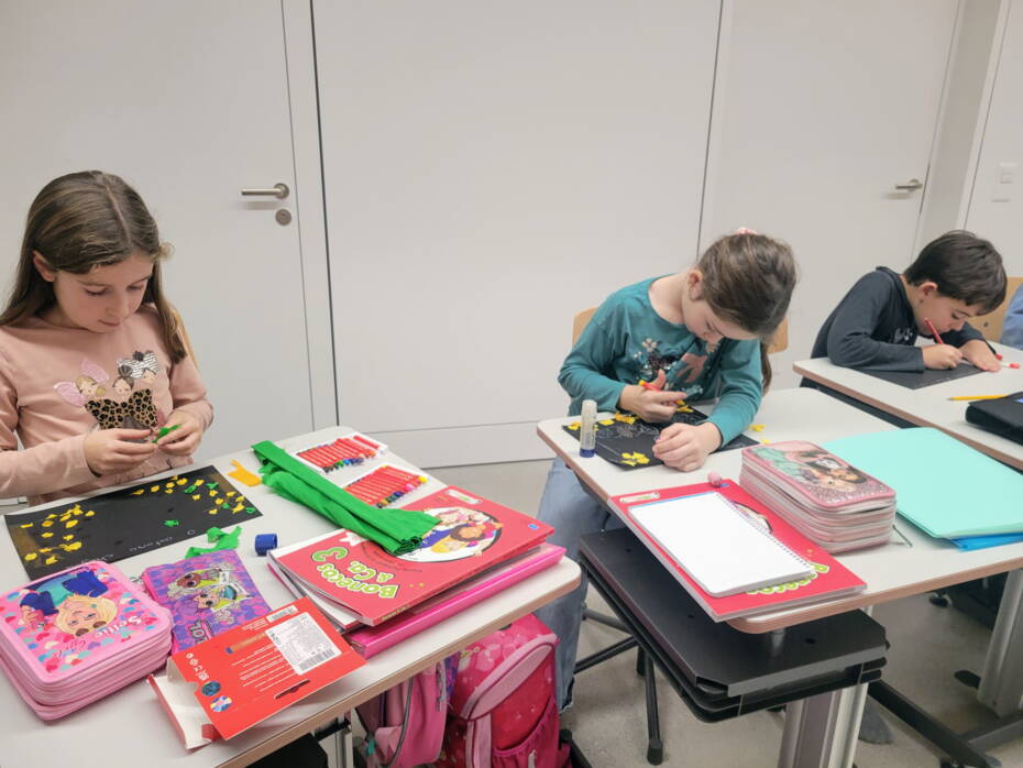 Kinder gestalten ein Herbstbild und schreiben dazu Sätze auf. Aufnahme Helena Novais