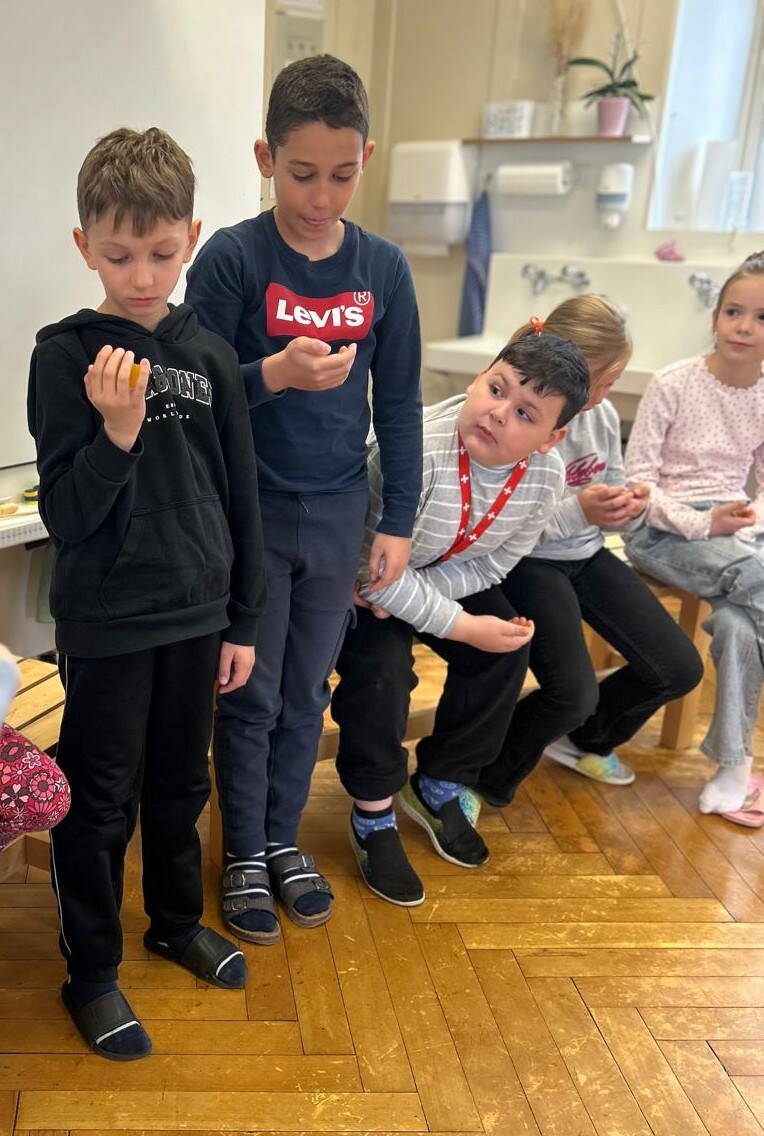 Zwei Schüler lesen den Begriff in der jeweiligen Sprache vor. Aufnahme Elvirë Sinani